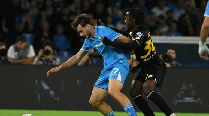 Il Napoli batte 2-0 il Monza e vola in testa