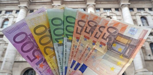 Nel 2025 deficit al 3,1%, il debito pubblico sale al 137,1% del Pil