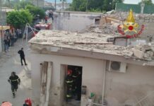Crolla palazzina nel napoletano, morti due bambini e la nonna. Papà e figlio estratti vivi