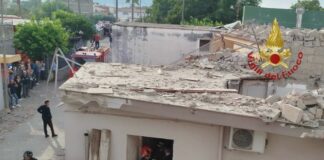 مقتل طفلين وجدتهما في انهيار مبنى بنابولي