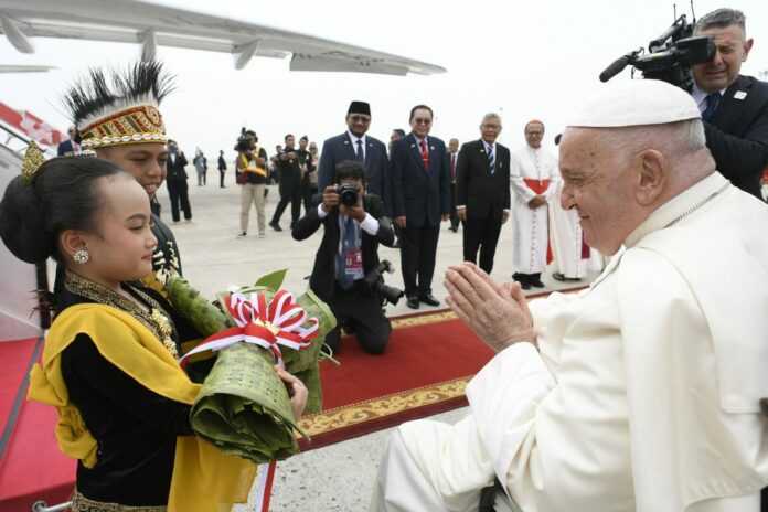 Indonesia, Papa Francesco parla con un giornalista durante il volo per Giacarta. Il Papa vola in Asia e Oceania per una visita di 12 giorni