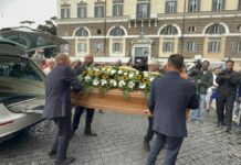 A Roma l’ultimo saluto a Luca Giurato tra applausi e commozione