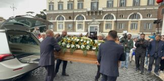 A Roma l’ultimo saluto a Luca Giurato tra applausi e commozione