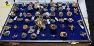 Milano, sequestrata merce per 2 mln a rivenditore abusivo di gioielli