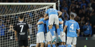 Il Napoli batte 3-1 il Como e conserva il primato solitario