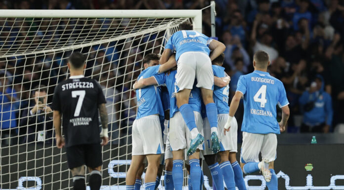 Il Napoli batte 3-1 il Como e conserva il primato solitario
