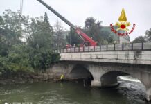 Milano, Vvf liberano Lambro da tronchi in vista di allerta meteo