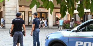 Como, fanno sesso in auto davanti allo stadio. Denunciata una coppia