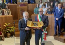 Roma, Gualtieri consegna a Francis Ford Coppola la “Lupa Capitolina”