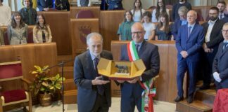 Roma, Gualtieri consegna a Francis Ford Coppola la “Lupa Capitolina”