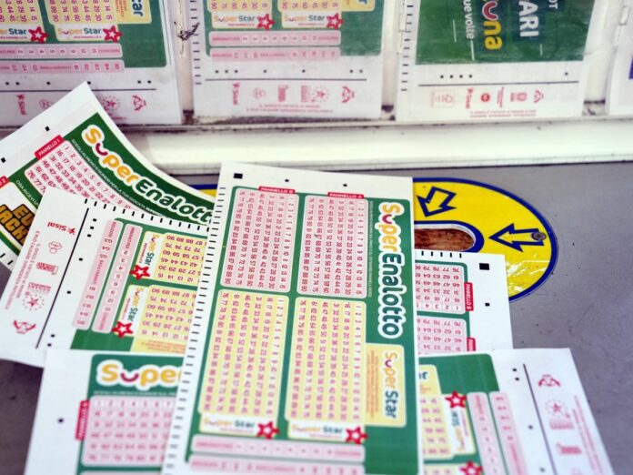 Persone a giocare al Superenalotto con il Jackpot dei record 252 milioni di euro