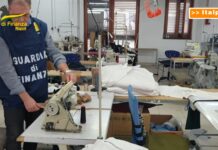 Scoperto laboratorio tessile abusivo nel Napoletano, 15 vittime di caporalato