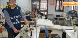 Scoperto laboratorio tessile abusivo nel Napoletano, 15 vittime di caporalato