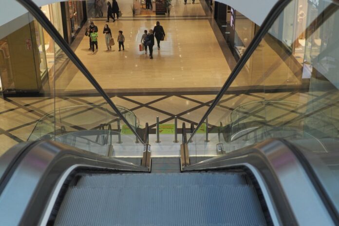 Lombardia in zona arancione, situazione a Orio Center grande centro commerciale adiecente l'aereoporto.