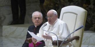 Papa “Di fronte a ferite che affliggono umanità Chiesa non resti seduta”