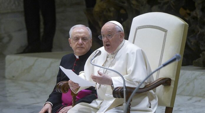 Papa “Di fronte a ferite che affliggono umanità Chiesa non resti seduta”