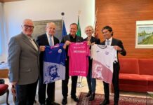 Sindaco Brugnaro riceve maglietta ufficiale 38^ Venicemarathon