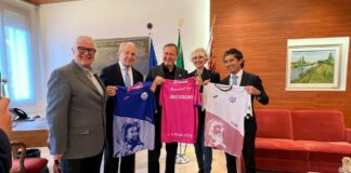 Sindaco Brugnaro riceve maglietta ufficiale 38^ Venicemarathon