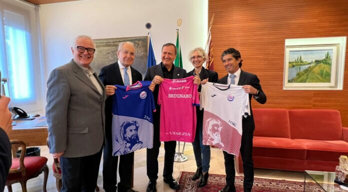 Sindaco Brugnaro riceve maglietta ufficiale 38^ Venicemarathon