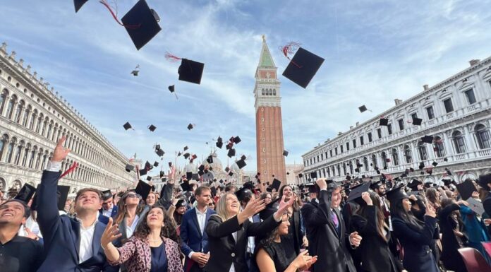 Consegnati oltre mille diplomi di laurea agli studenti di Ca’ Foscari in Piazza San Marco