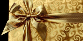 L’andamento del settore del lusso in Italia e nel mondo: dati e tendenze regalo di lusso con fiocco