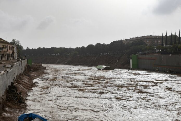 SE DESBORDA EL CAUCE DEL RÍO TURIA, EN VALENCIA, A CAUSA DE LA FUERTE DANA QUE AZOTA EL ESTE PENINSULAR
