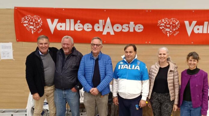 Abbraccio istituzioni della Valle d’Aosta a spada azzurra