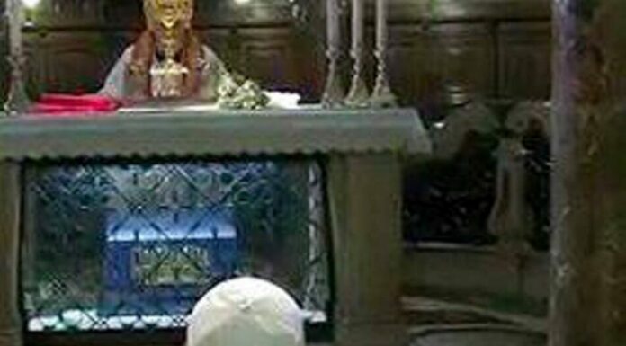 Defunti, Papa Francesco sceglie momento di silenzio al posto dell’Omelia