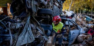 Alluvione Valencia, si scava in parcheggio-trappola sommerso dal fango