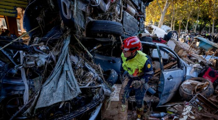 Alluvione Valencia, si scava in parcheggio-trappola sommerso dal fango