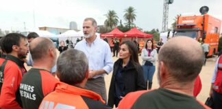Re Felipe di Spagna contestato sui luoghi delle alluvioni