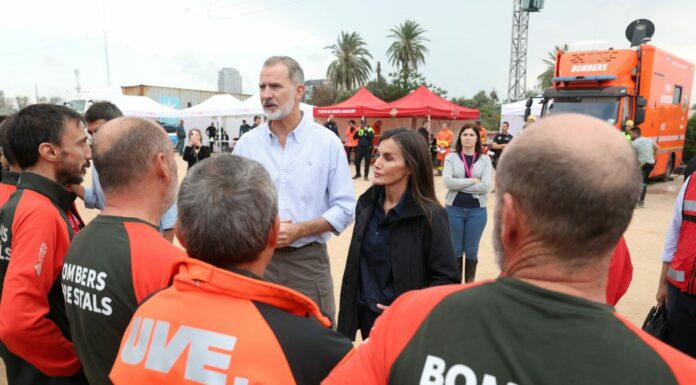 Re Felipe di Spagna contestato sui luoghi delle alluvioni