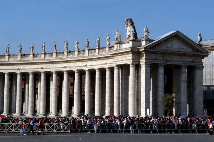DI PELLEGRINI FEDELI A ROMA PER SALUTARE LA SALMA DI PAPA GIOVANNI PAOLO II KAROL WOJTYLA