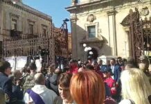 L’ultimo saluto a Margaret Spada, folla in lacrime e palloncini ai funerali a Lentini