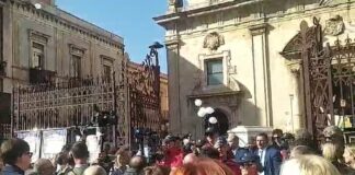 L’ultimo saluto a Margaret Spada, folla in lacrime e palloncini ai funerali a Lentini