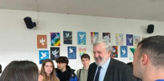 Emiliano agli studenti “Il rispetto dei diritti per ricostruire la felicità”