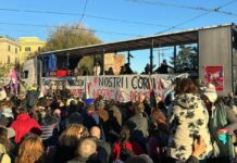 “Disarmiamo il patriarcato”, a Roma corteo contro la violenza sulle donne