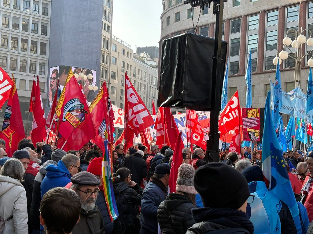 Sciopero generale, in migliaia nei cortei a Milano
