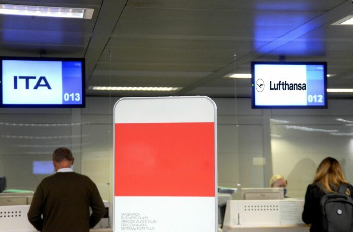 ITALIA - Immagine simbolica sulla fusione delle compagnie aeree ITA AIRWAYS e LUFTHANSA