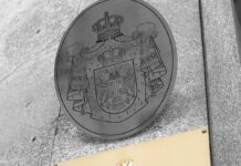 Consolato Serbia condanna incendio bandiera in Piazza Duomo a Milano