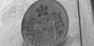 Consolato Serbia condanna incendio bandiera in Piazza Duomo a Milano