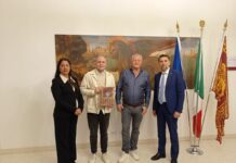 Assessori Pesce e Costalonga consegnano gagliardetto a titolari del Piper