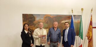 Assessori Pesce e Costalonga consegnano gagliardetto a titolari del Piper