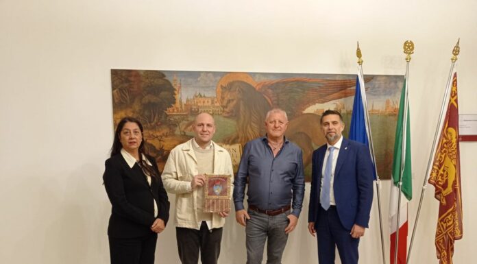 Assessori Pesce e Costalonga consegnano gagliardetto a titolari del Piper