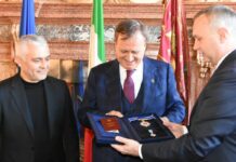 Il sindaco di Venezia Brugnaro insignito dal presidente ucraino Zelensky dell’Ordine del Principe Yaroslav il Saggio