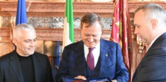 Il sindaco di Venezia Brugnaro insignito dal presidente ucraino Zelensky dell’Ordine del Principe Yaroslav il Saggio