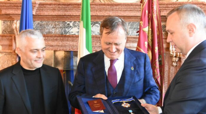 Il sindaco di Venezia Brugnaro insignito dal presidente ucraino Zelensky dell’Ordine del Principe Yaroslav il Saggio