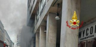 Milano, fumo da sotterraneo in Corso Vittorio Emanuele. Sul posto Vvf