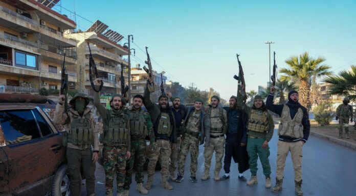 Siria nel caos, insorti annunciano controllo di Aleppo e entrata ad Hama