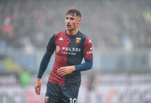 Pinamonti e un autogol dopo il rosso a Tourè, il Genoa passa a Udine